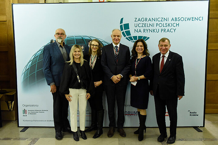 Grupa osób pozujaca do zdjęcia.