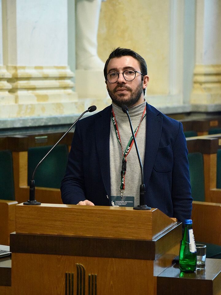 Mężczyzna przed mównicą