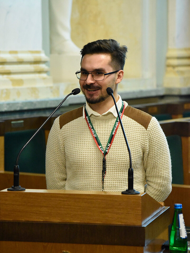 Mężczyzna przed mównicą