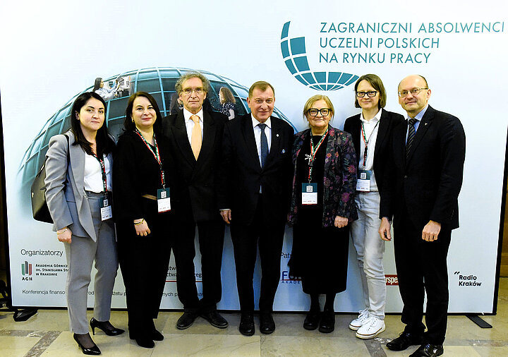 Grupa osób pozujaca do zdjęcia.