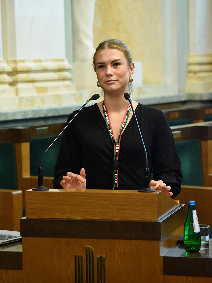 Kobieta przy mównicy