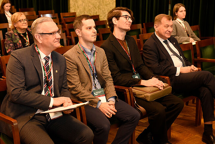 Uczestnicy siedzący w sali.