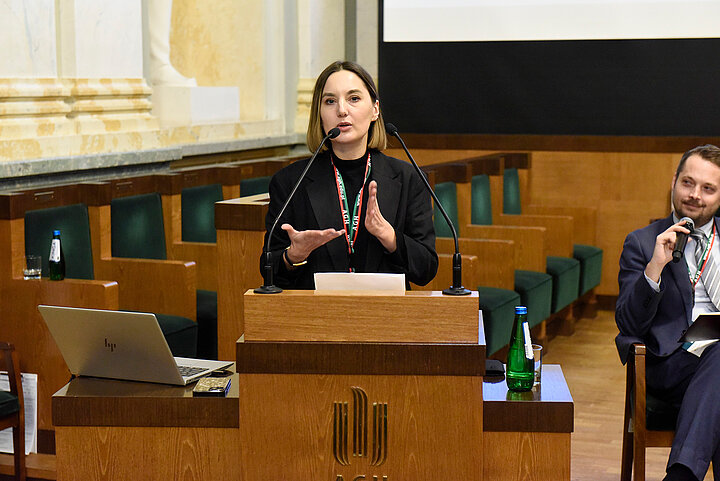 Kobieta przy mównicy