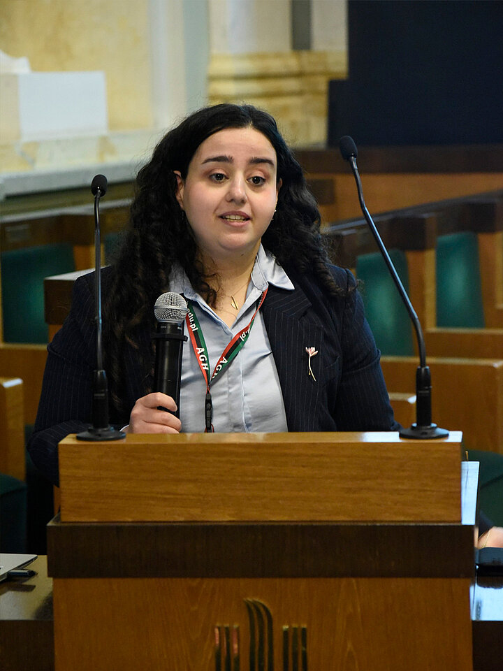 Kobieta przy mównicy