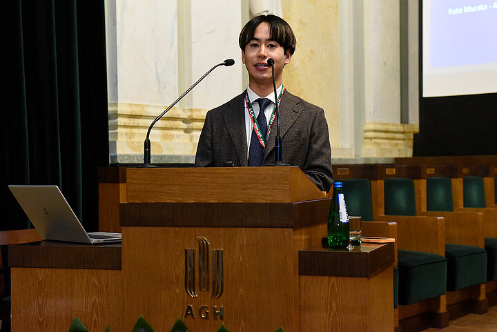 Mężczyzna przy mównicy