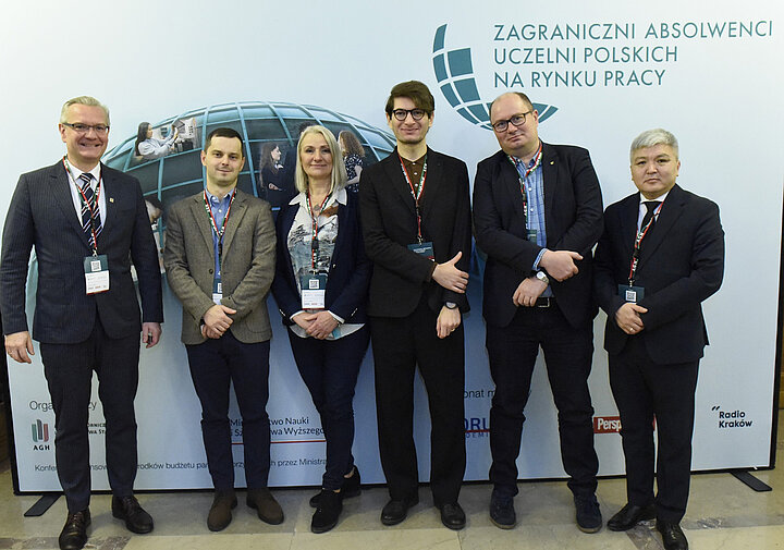 Grupa osób pozujaca do zdjęcia.