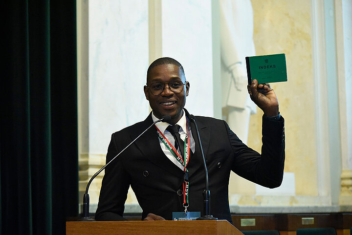 Mężczyzna przy mównicy