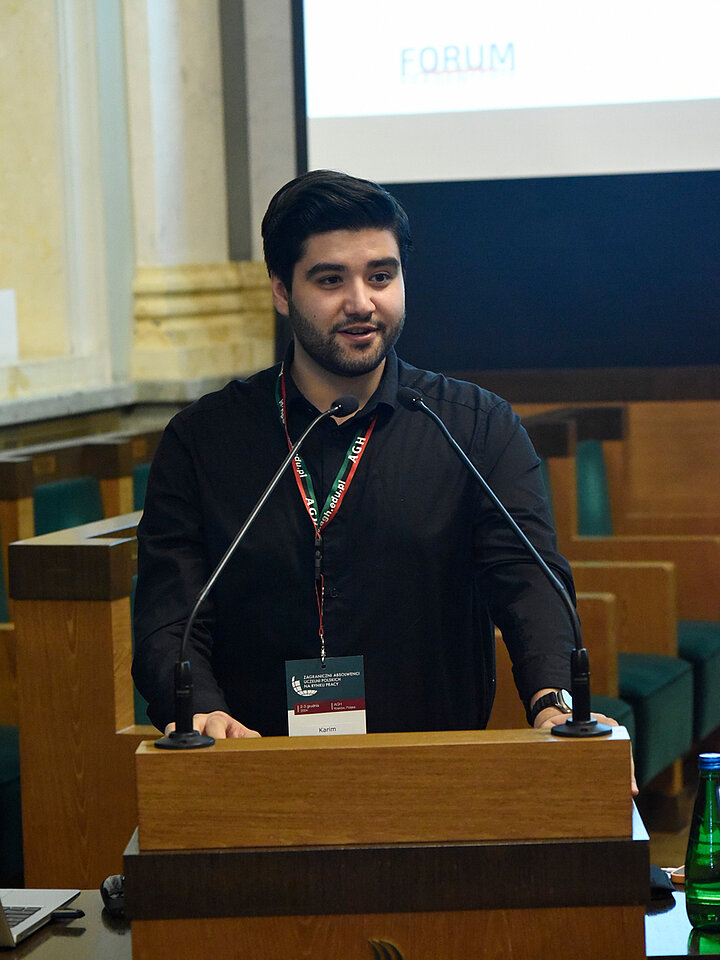 Mężczyzna przed mównicą