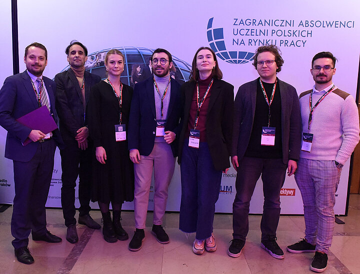 Grupa osób pozujaca do zdjęcia.