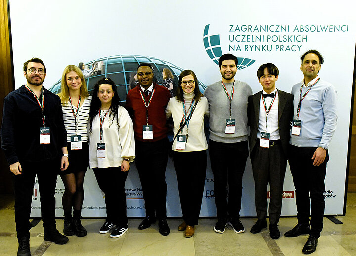 Grupa osób pozujaca do zdjęcia.