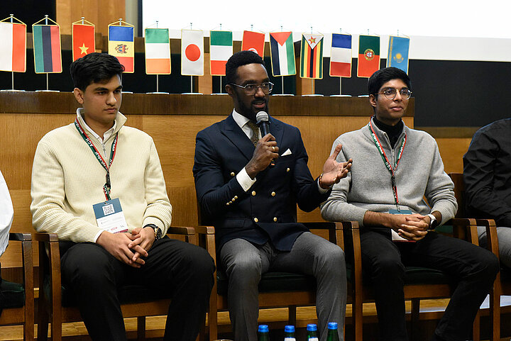 Trójka siedzących mężczyzn