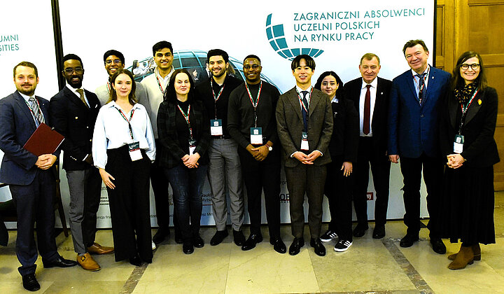 Grupa osób pozujaca do zdjęcia.