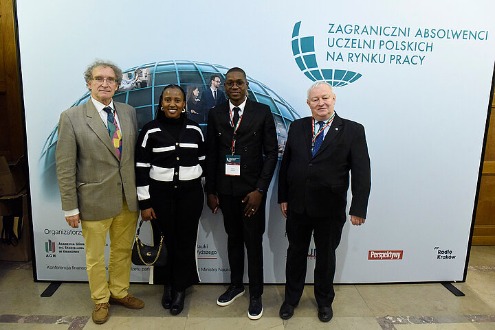 Grupa osób pozujaca do zdjęcia.