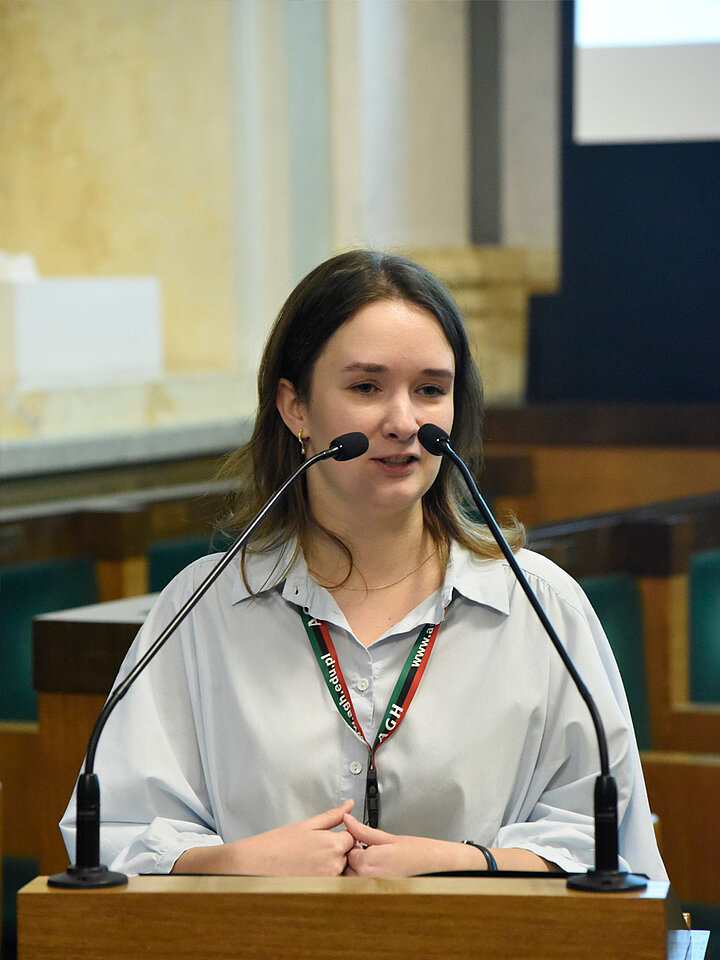 Kobieta przy mównicy