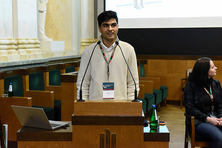 Mężczyzna przy mównicy