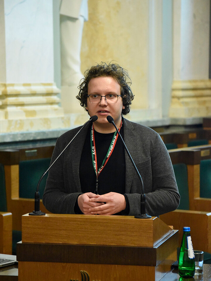 Mężczyzna przed mównicą