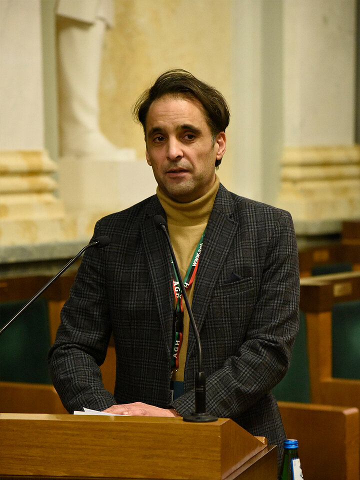 Mężczyzna przed mównicą