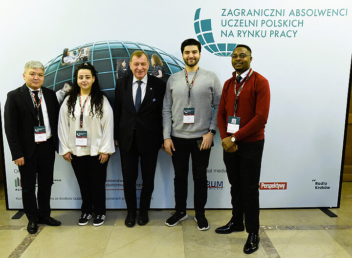 Grupa osób pozujaca do zdjęcia.