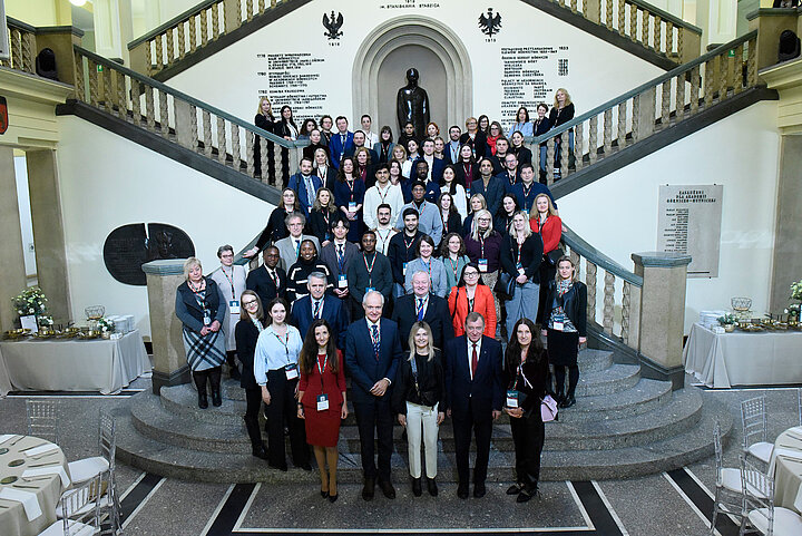 Grupa osób pozujaca do zdjęcia.