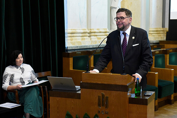 Mężczyzna przy mównicy