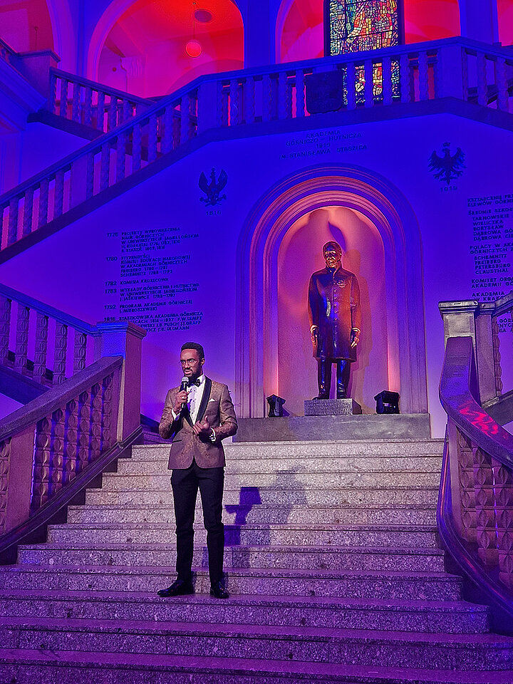 Mężczyzna mówiący na schodach holu