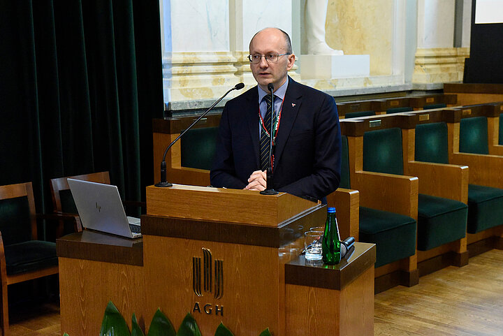 Mężczyzna przy mównicy