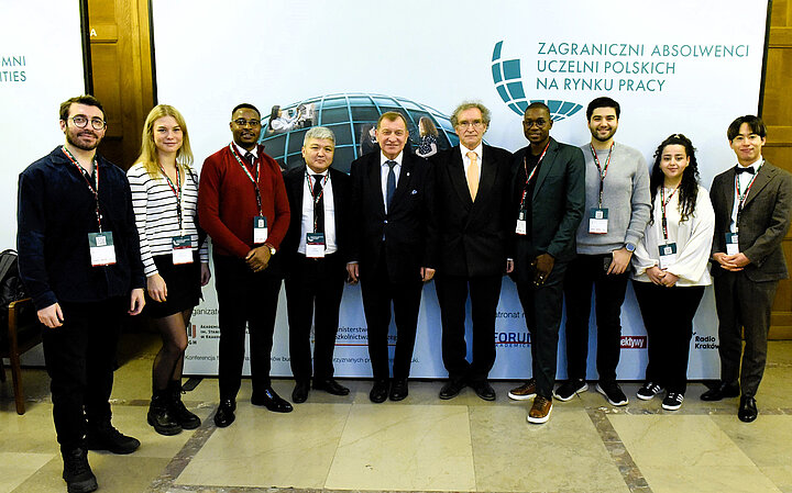 Grupa osób pozujaca do zdjęcia.